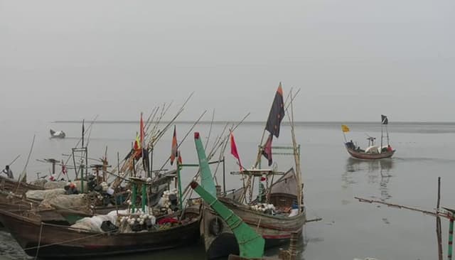 মাছ শিকারে দুই মাসের নিষেধাজ্ঞা