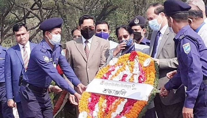 স্মৃতিসৌধে শ্রদ্ধা জানালেন সিইসি