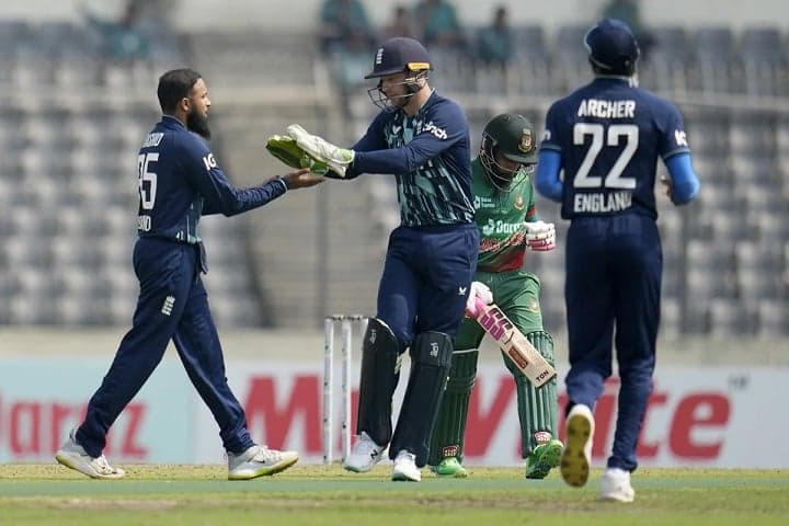 মুশফিকের পর সাকিবের বিদায়, চাপে বাংলাদেশ