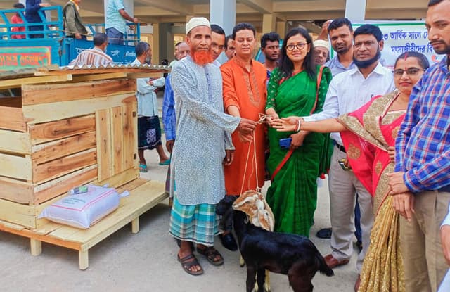কাউখালীতে ঘর সহ ছাগল ও বৈধ জাল বিতরণ