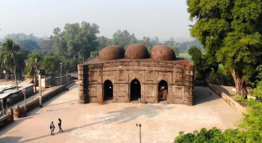 ৫টাকা নোটে মুদ্রিত ইতিহাস ও মুসলিম ঐতিহ্যের উজ্জল নিদর্শন কুসুম্বা মসজিদ