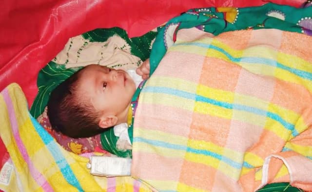 ব্রিজের উপরে ব্যাগের ভিতর থেকে নবজাতক শিশু উদ্ধার