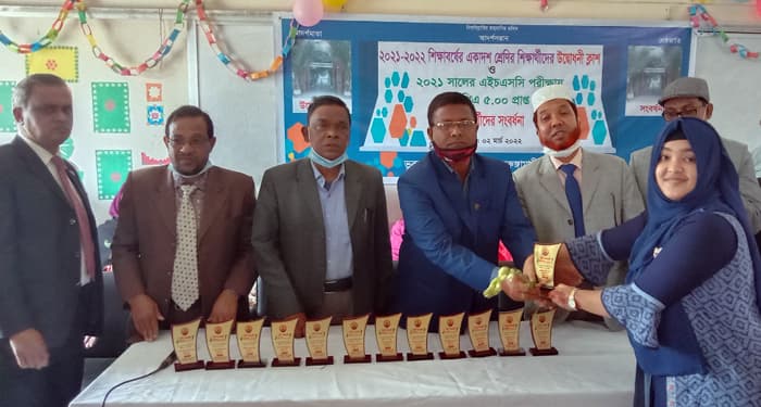 ভূরুঙ্গামারী মহিলা কলেজের জিপিএ ৫ প্রাপ্ত ছাত্রীদের সংবর্ধনা