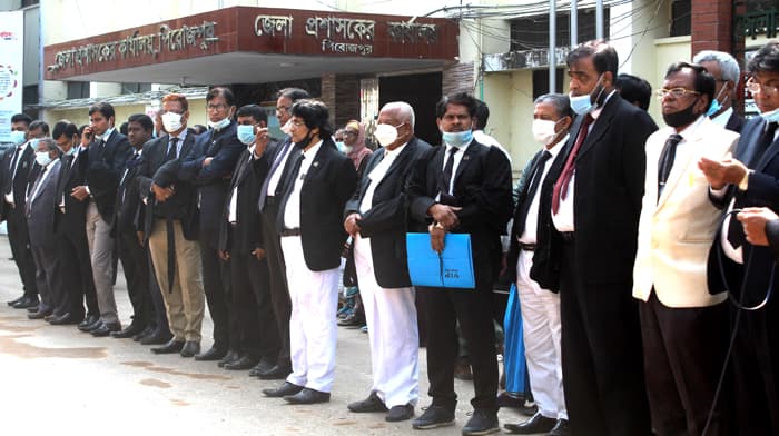 উপজেলা চেয়ারম্যানের উপর হামলার প্রতিবাদে পিরোজপুরে মানববন্ধন