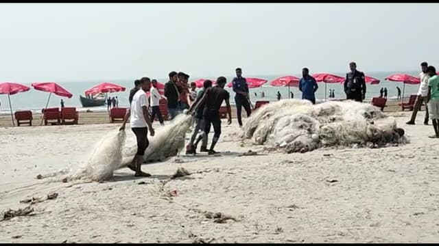 কুয়াকাটায় ৫০ লক্ষ মিটার কারেন্ট জাল জব্দ করে পুরিয়ে দিল মৎস্য কর্মকর্তা