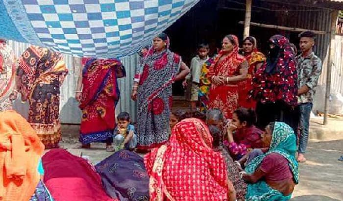 ছেলের মরদেহের পাশে বিলাপ করতে করতে মায়ের মৃত্যু