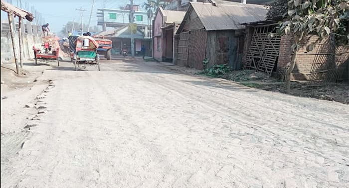 ধুলোয় আচ্ছন্ন হিলি, নাকাল স্থানীয়রা