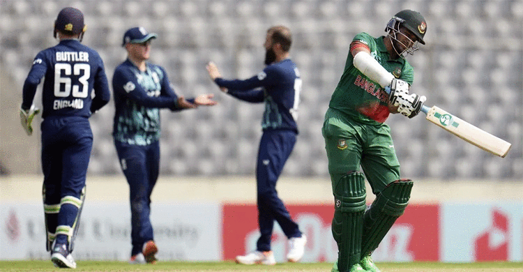 ফিফটি করে আউট সাকিব, হারের পথে বাংলাদেশ