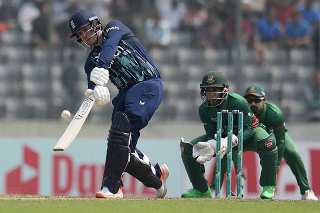 রয়ের সেঞ্চুরিতে বাংলাদেশের দুশ্চিন্তা বাড়াচ্ছে ইংল্যান্ড