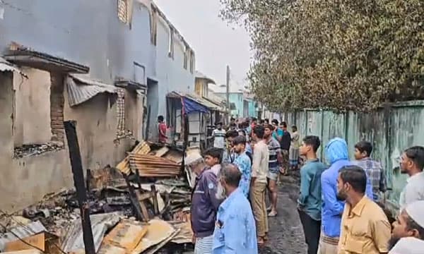 কলাপাড়ায় আগুনে পুড়ল মাছের আড়তসহ ৬ টি দোকান