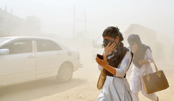 বিশ্বে বায়ুদূষণে আজও শীর্ষে ঢাকা