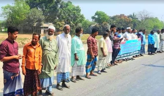 সেচের পানির দাবিতে সরাইলে কৃষকের মানববন্ধন