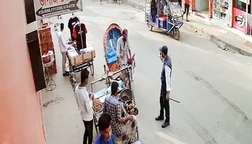 রিকশাওয়ালাকে স্যালুট, প্রশংসায় ভাসছেন পুলিশ সদস্য সোহাগ
