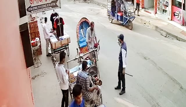 রিকশাওয়ালাকে স্যালুট, প্রশংসায় ভাসছেন পুলিশ সদস্য সোহাগ