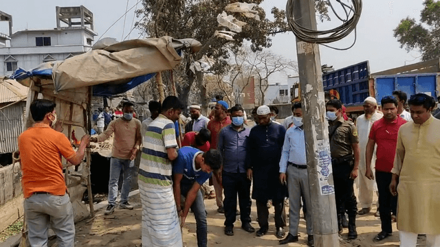 হিলিতে অবৈধ স্থাপনা উচ্ছেদ অভিযান চালিয়েছে প্রশাসন ও পৌরসভা