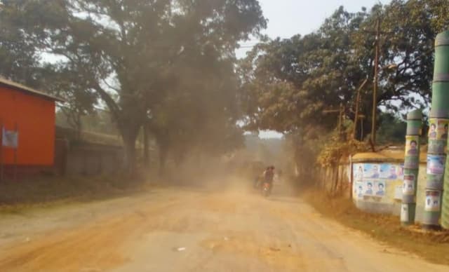 ধুলোয় ধূসর মিলের রাস্তা