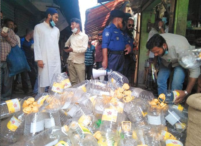 বেশি মুনাফার আশায় বোতল খুলে তেল বিক্রি, জরিমানা গুনলেন ব্যবসায়ী