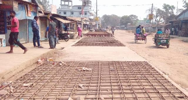 হিলি স্থলবন্দরের কাঙ্ক্ষিত ফোরলেন সড়কের কাজ শুরুর পর আবারও বন্ধ