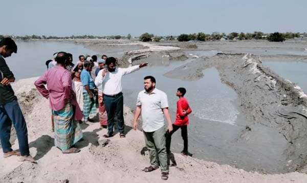 আশাশুনি বাঁধ ভাঙ্গন পরিদর্শনে ইউএনও, জরুরি পদক্ষেপ গ্রহণের প্রতিশ্রুতি