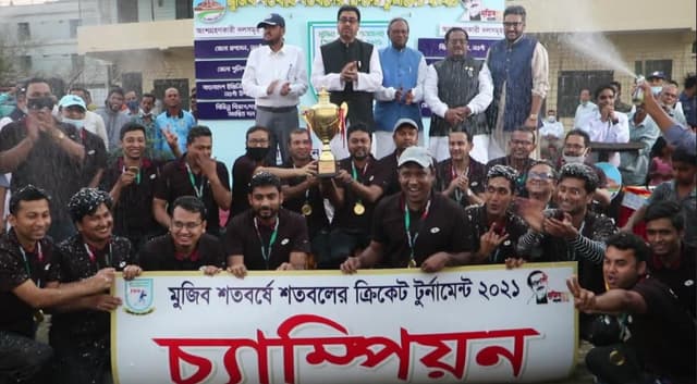 শতবল ক্রিকেট টুর্নামেন্টে নওগাঁ জেলা প্রশাসন বিজয়ী