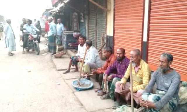 হিলিতে প্রতিদিন ২ ঘন্টা বসে শ্রমিকের হাট