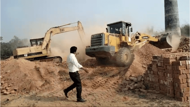 নবাবগঞ্জে অবৈধ ৫টি ইটভাটায়  ৩ লাখ ৭০ হাজার টাকা জরিমানা