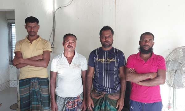 সমুদ্রে অবৈধভাবে মাছের রেনু শিকার, চার জেলে আটক