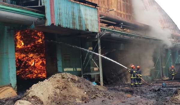 চট্টগ্রামে এখনও জ্বলছে সুগার মিলের আগুন