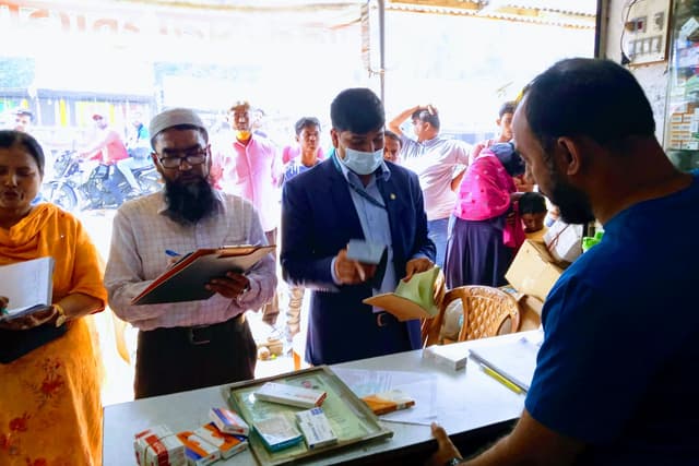 দেবীদ্বারে ভ্রাম্যমাণ আদালতের অভিযানে তিন দোকানে জরিমানা