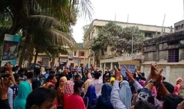 ফরম পূরণে অতিরিক্ত ফি’র প্রতিবাদে শিক্ষার্থীদের বিক্ষোভ!