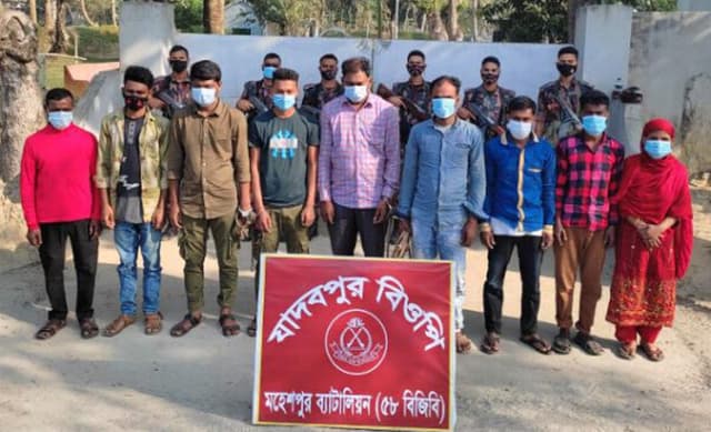 ঝিনাইদহ সীমান্তে নারী-শিশুসহ ১৬ জন আটক