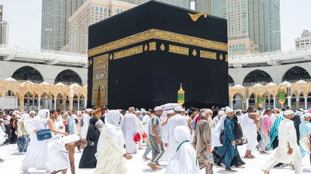 হজের প্যাকেজ কমিয়ে ৪ লাখ টাকা নির্ধারণ করতে লিগ্যাল নোটিশ