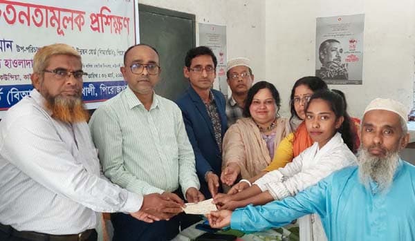 কাউখালীতে সরকারি প্রণোদনার চেক প্রদান