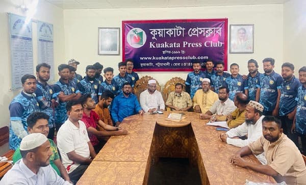 কুয়াকাটায় খেলোয়াড়দের মাঝে জার্সি বিতরণ