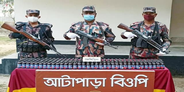 পাঁচবিবিতে ৩৫৯ বোতল ফেনসিডিল উদ্ধার করছে বিজিবি সদস্যরা