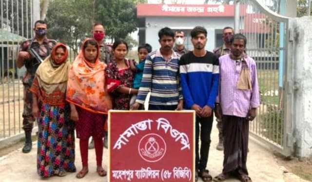 অবৈধভাবে ভারতে যাওয়ার সময় আটক ৬