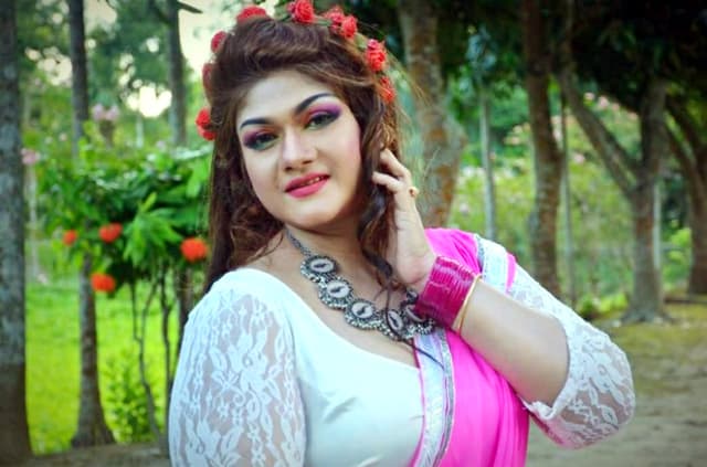ভালো ছেলে পেলে তৃতীয় বিয়ে করতে চান মুনমুন
