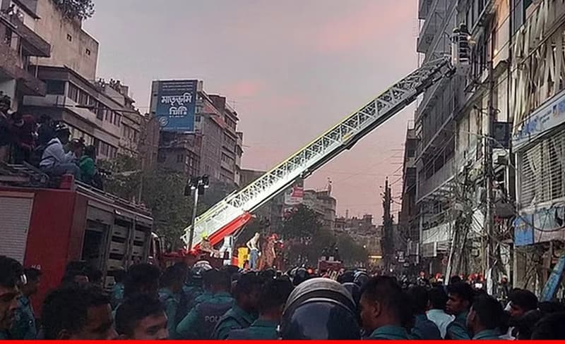 গুলিস্তানে বিস্ফোরণস্থলে বোমা নিষ্ক্রিয়কারী দল