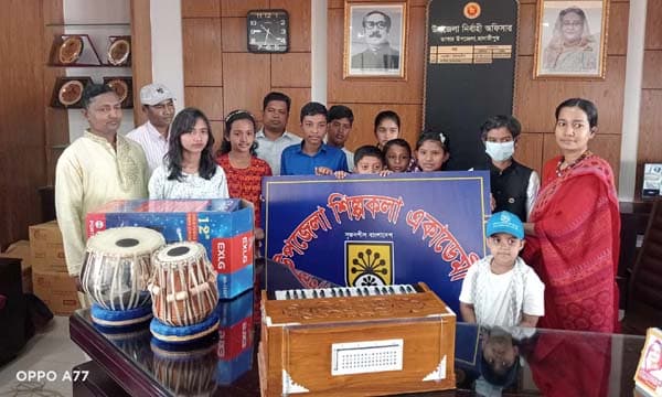 ডাসার শিল্পকলা একাডেমিতে বাদ্যযন্ত্র উপহার