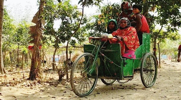 ভ্যানের চাকায় চলছে রোকেয়ার সংসার