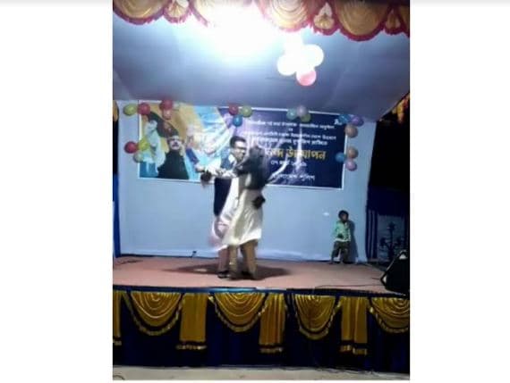 মুক্তিযোদ্ধাদের অনুষ্ঠান বর্জন, রাতে থানায় চলে অশ্লীল নৃত্য !