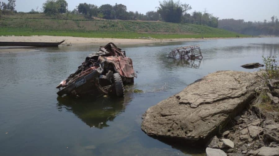 ২০০ ফুট ওপর থেকে পিকআপ পড়ল নদীতে, নিহত ১