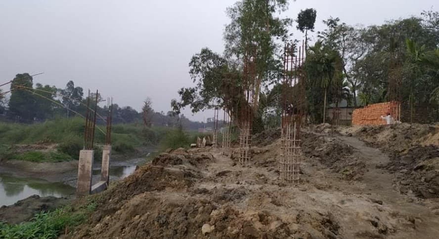 নদীর জমি দখল করে, আধাপাকা ঘর-বাড়ি ও ব্যবসা প্রতিষ্ঠান নির্মাণ