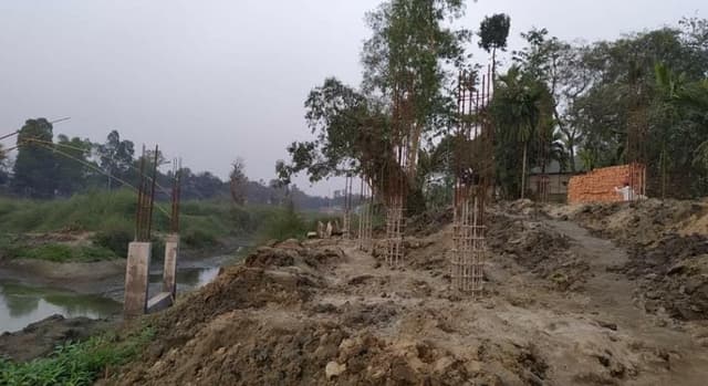 নদীর জমি দখল করে, আধাপাকা ঘর-বাড়ি ও ব্যবসা প্রতিষ্ঠান নির্মাণ