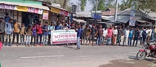 সড়ক দুর্ঘটনা রোধে কার্যকর পদক্ষেপ গ্রহণের দাবিতে মানববন্ধন