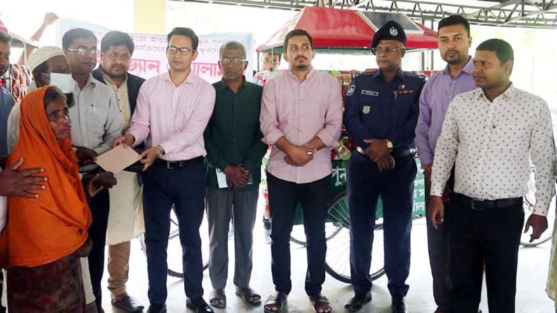 নওগাঁয় দুই ভিক্ষুককে ভ্যানের দোকান উপহার দিলো সমাজসেবা অফিস