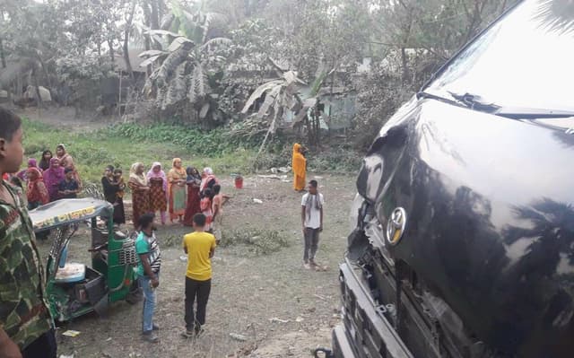 সন্তানের জন্য জামা কিনে বাড়ি ফেরা হলনা বাবার; মা’ হাসপাতালে