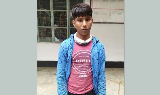 অবৈধভাবে ভারত থেকে বাংলাদেশে প্রবেশের সময় যুবক আটক