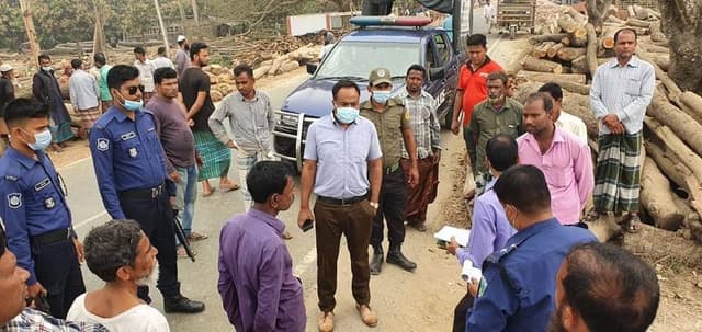 সাপাহারে ভ্রাম্যমান আদালতের মাধ্যমে স'মিলে জরিমানা