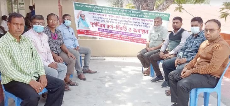 আশাশুনিতে সরকারি কর্মচারীদের কর্মবিরতিতে জনভোগান্তি